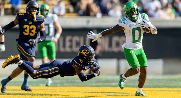 Oregon Ducks running back Bucky Irving runs the ball against the California Golden Bears.